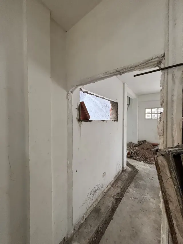 Apertura de un vano para ventana en un departamento en obra