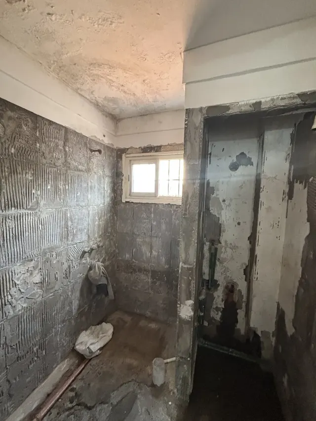 Baño demolido, listo para la reforma