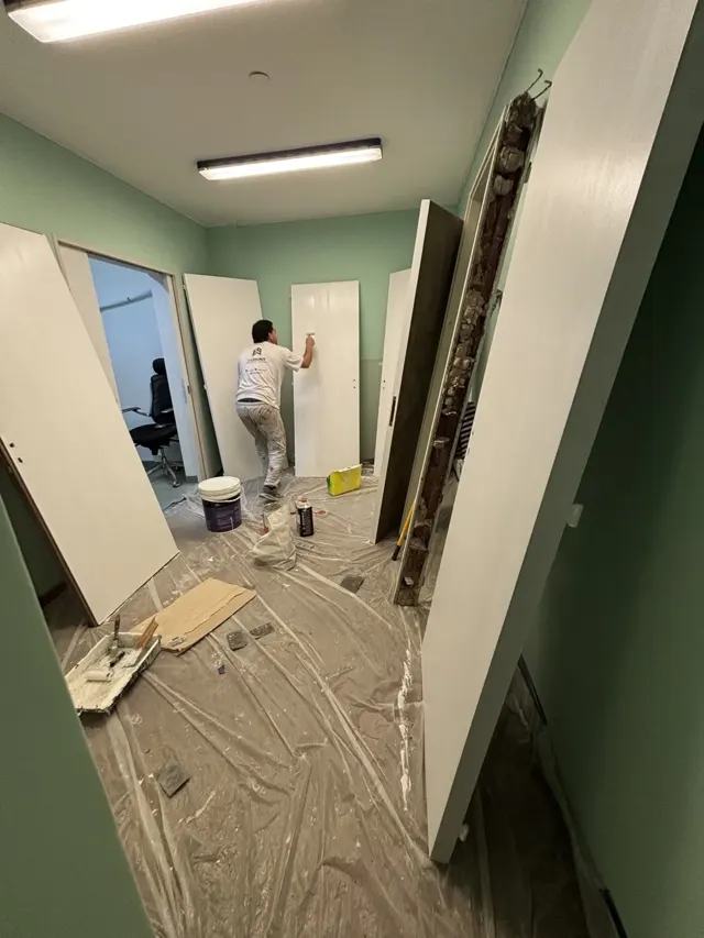 Operario trabajando en la reforma de una oficina